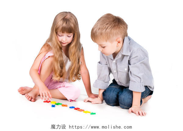 白底两个孩子玩耍玩具积木幸福童年美好童年提高专注力